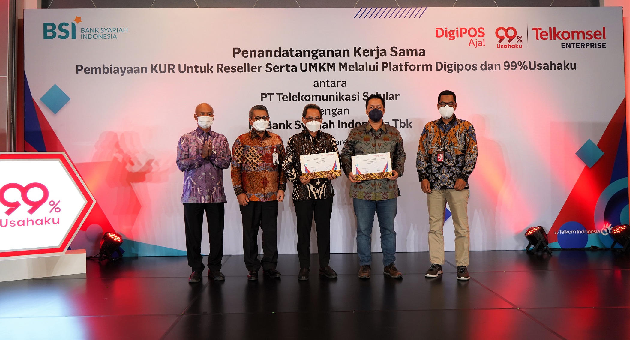  Wakil Direktur Utama 1 BSI Ngatari, Direktur Wholesale Transaction Banking BSI Kusman Yandi, Direktur Retail BSI Kokok Alun Akbar, Direktur Sales Telkomsel Adiwinahyu B. Sigit, Direktur Keuangan dan Manajemen Risiko Telkomsel Mohamad Ramzy dalam acara penandatanganan kerja sama antara Telkomsel dan BSI untuk Program Pembiayaan KUR Untuk Reseller Serta UMKM Melalui Platform DigiPOS dan 99% Usahaku  di Jakarta hari ini (7/3).